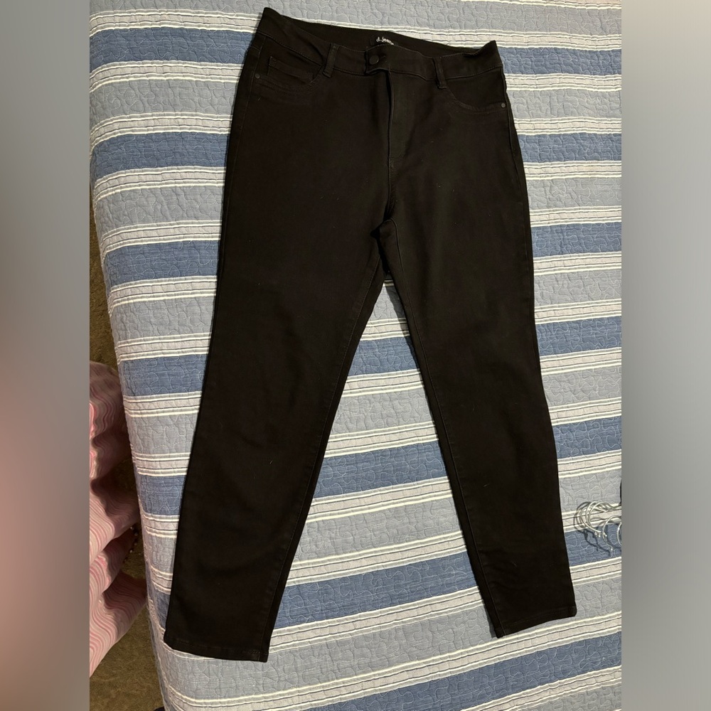 D. Jeans black ankle jeans